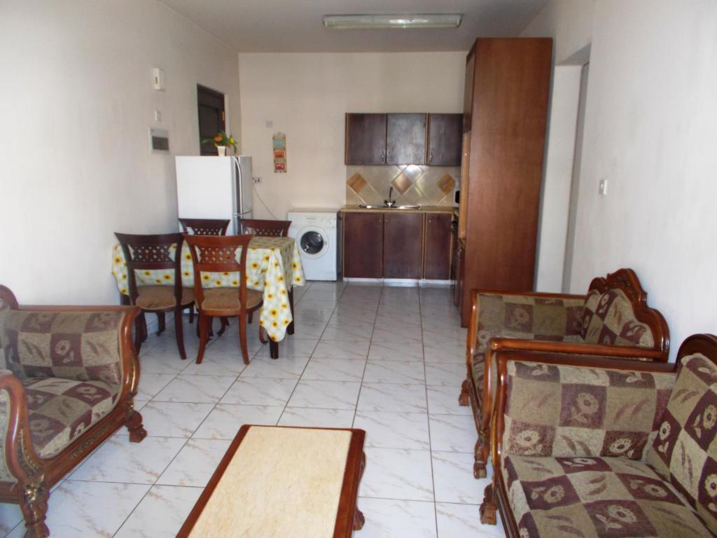 Chrysanthos Boutique Apartments Лимасол Екстериор снимка